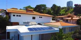 Módulos fotovoltaicos em residência